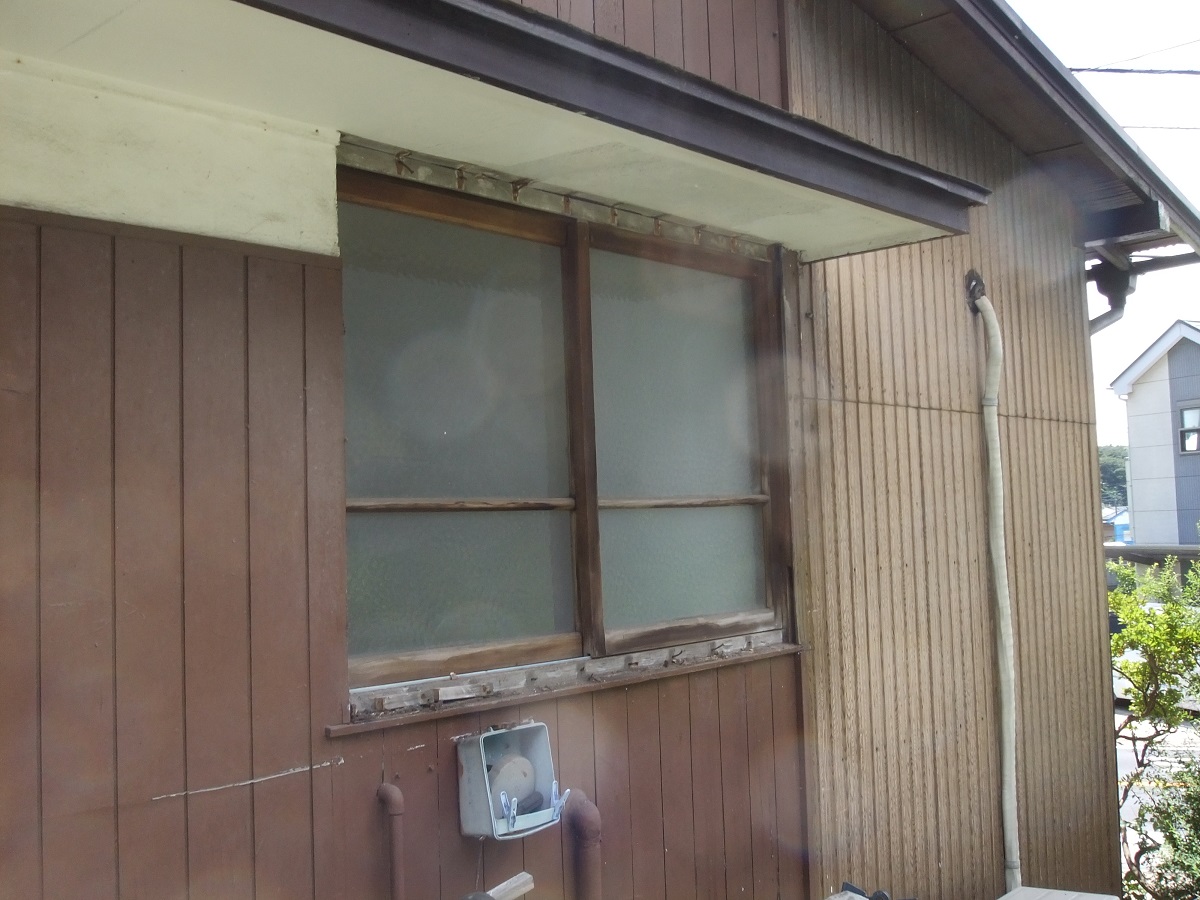 施工中の浴室窓 目隠し部分