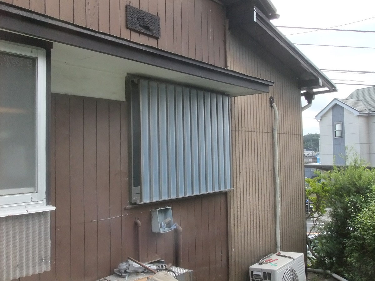 施工中の浴室窓 目隠し部分