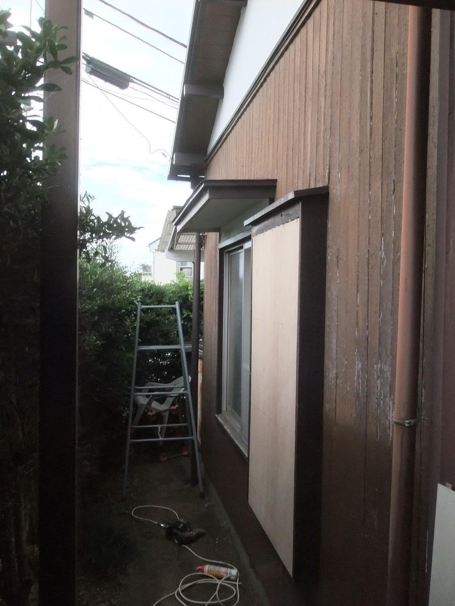 施工中の外壁