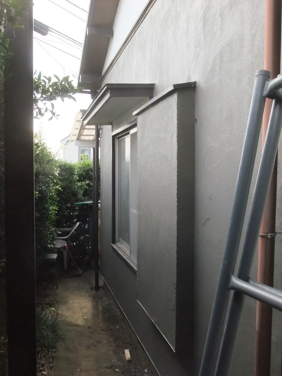 施工中の外壁