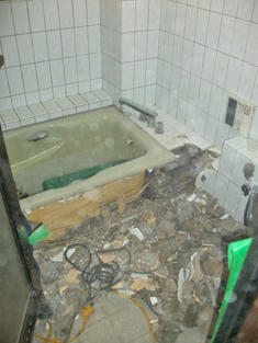 大田区：タイルの浴室をユニットバスにリフォーム：タイル・浴槽の解体