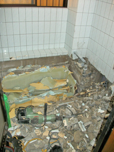 大田区：タイルの浴室をユニットバスにリフォーム：タイル・浴槽の解体