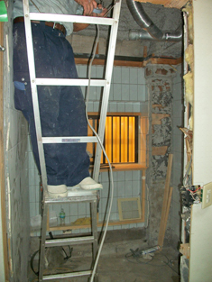 大田区：タイルの浴室をユニットバスにリフォーム：天井・壁タイルとドアの撤去・水平測定