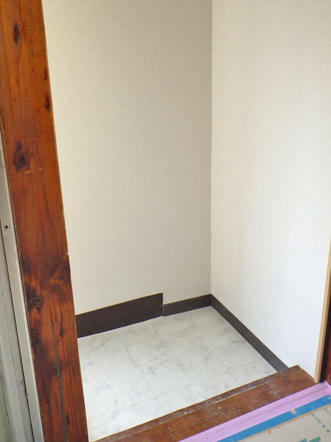 玄関クロスと床の施工