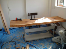 大田区・店舗改装リフォーム工事：【天然素材の机】テーブル盤に無垢の板を取り付け